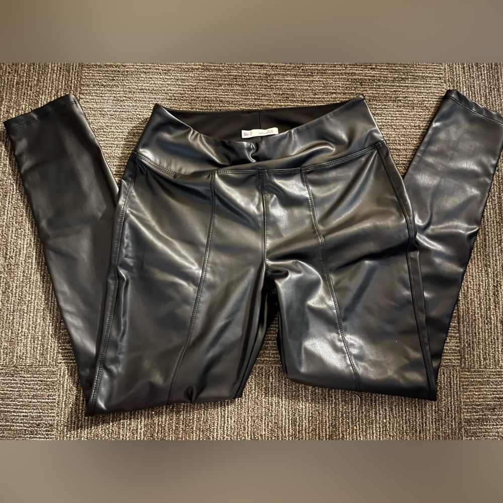 SO Pointe leggings faux leather